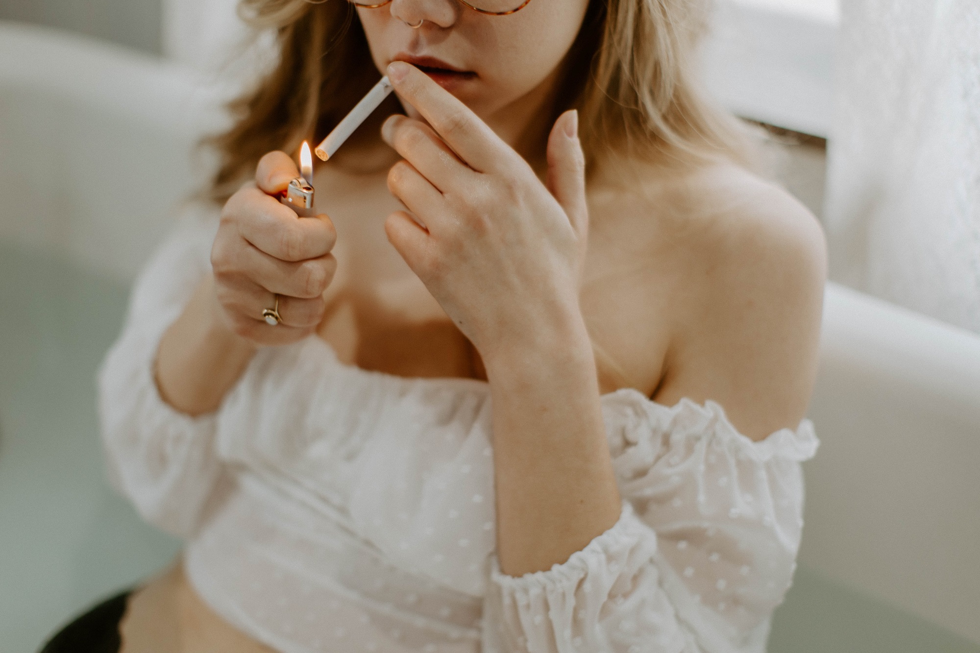 6 things cigarette smoke does to your skin